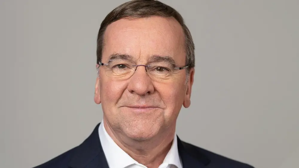 Ein Lkw steht an der kanadisch-amerikanischen Grenze